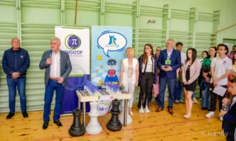 Спортният министър Иван Пешев поздрави участницитеНад 140 млади шахматисти от