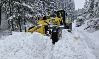 Осем национални пътя остават затворени заради обилен сняг и виелициОсем