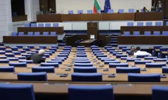 Депутатите обвързаха заплатите на университетските преподаватели и докторантите със средното