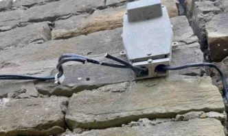 Неизвестни извършители са прекъснали захранващите кабели на уличното осветление в