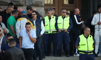 Безпрецедентна ситуация се разиграва пред и в сградата на ЦИК