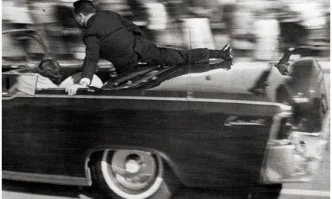 22 ноември 1963 г., Далас - лимузината със смъртно ранения Джон Ф. Кенеди