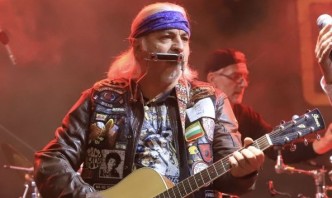 Певецът Васил Георгиев по известен като Васко Кръпката с идея за