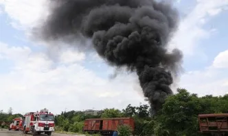 Гъст черен дим над центъра на София, оказаха се запалени гуми от трактор