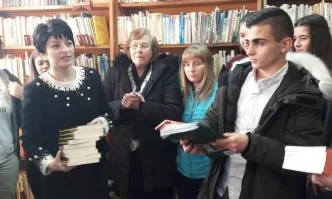 Десислава Атанасова дари книги на читалището в село Труд