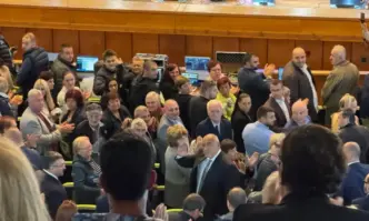 Препълнена зала посрещна лидера на ГЕРБ Бойко Борисов в Ихтиман Ще