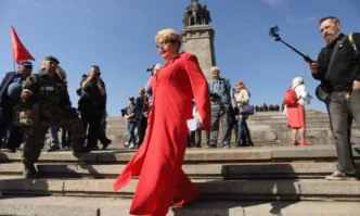 Посланикът на Русия Елеонора Митрофанова и колегата й от Беларус