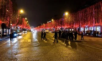 Коледните светлини огряха Париж
