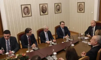 Ген. Атанас Атанасов към президента: Сега разговаряме с президента или с конкурента?