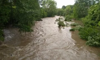 Река излезе от коритото си и заля къщи в Котел