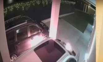 Маскиран мъж проникна в двора на къща и запали колата