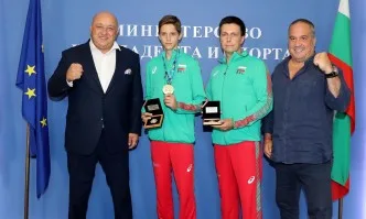 Министър Кралев връчи почетен плакет на сребърния медалист от Световното първенство по таекуондо за кадети Денис Димитров
