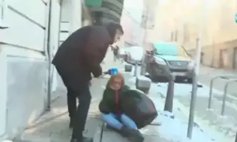 Жена счупи ръката си на поледиците в София, докато телевизия прави репортаж за опасните тротоари (ВИДЕО)
