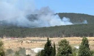 Голям пожар гори между Казанлък и Мъглиж близо до складовете
