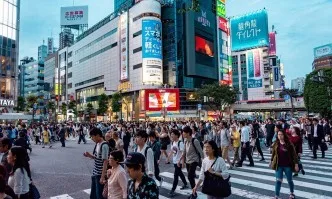 Забрана за японките да ходят на работа с очила