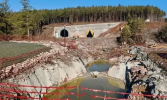 Налага се трето проектиране на жп тунела в района на