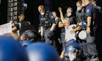 Германската полиция разгони протестиращи срещу ограниченията заради COVID-19 (ВИДЕО)
