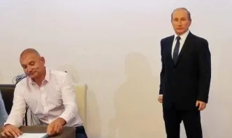 С восъчна фигура на Путин – собственикът на Ретро музея се кандидатира за кмет на Варна (ВИДЕО)