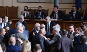 Напрежението в Парламента ескалира, Минчев даде почивка (СНИМКИ)