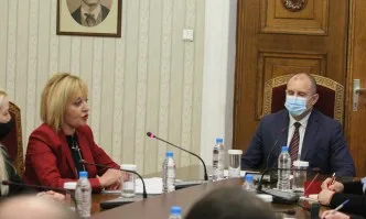 Манолова подкрепи Радев за втори мандат