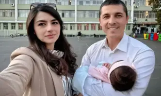 Бориславова гласува с бебето и Мирослав Иванов: Призова симпатизантите да не се успокояват