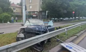 Кола катастрофира в мантинелата на бул. Цариградско шосе (СНИМКИ)