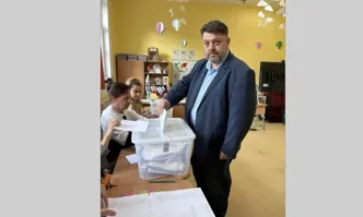 Лидерът на БСП Атанас Зафиров упражни правото си на глас Гласувах