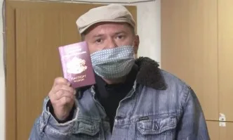 Македонски комици горят български паспорти
