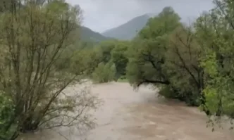 След преливането на реки в Тетевен работи кризисен щаб и започна изграждането на диги