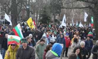 Членовете и симпатизанти на партия Възраждане излязоха на протест първо