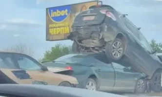 Две верижни но сравнително леки катастрофи затрудняват сериозно трафика по