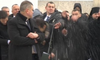 Атаката със снежни топки по Кирил Петков вчера на Шипка