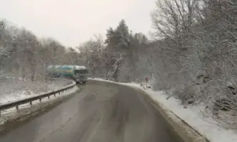 Възстановено е движението на автомобили до 12 тона по път