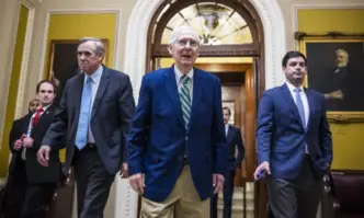 Правителството на САЩ избегна спиране на работата си след като