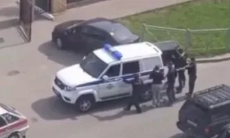Учител и шест деца са убити при стрелба в училище в Казан