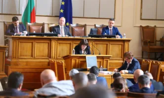 Велкова пред депутатите: Бюджетът за 2022 е приет на дефицит, няма да има излишък