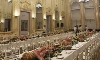 Коя е художничката, която скандализира с шунка и луканка в художествената галерия