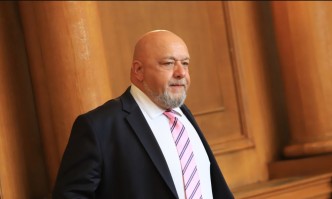Кралев: Проваленото правителство да каже за връзката на областния управител на Варна и фирмата собственик на Царевна