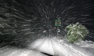 Обилен снеговалеж и навявания в област Смолян. Движението е затруднено