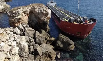 Отново спряха акцията по изтегляне на заседналия кораб край Камен бряг