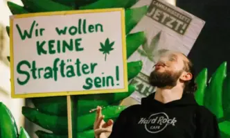 Германският парламент гласува изменение на дългоочаквания закон който легализира частично