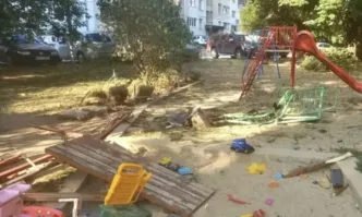 Поредна гонка с пиян шофьор завърши с разрушаването на детска площадка