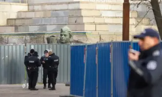 Демонтираните бронзови фигури от монумента Паметник на съветската армия се