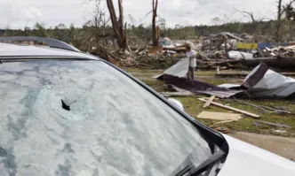 Tорнадo премина през щата Арканзас покрив на театър падна по