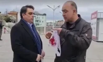 Кървави бикини за Асен Василев в Пловдив (ВИДЕО)