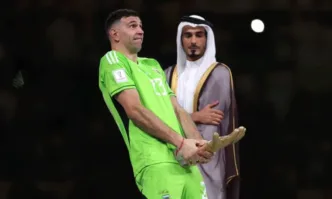 Вратарят на Аржентина Емилиано Мартинес изуми света с жест на