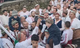 Точно 10 минути преди 8 часа сутринта традиционното мъжко хоро