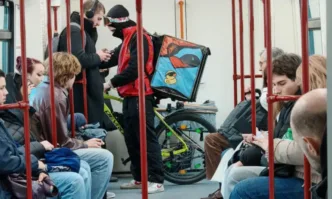 Пожарната: Не стойте на открито, има опасност от падащи предмети