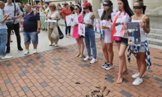 За втора поредна вечер пред Съдебната палата във Варна се