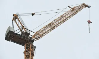 Кран с тегло 350 тона се е срутил по време